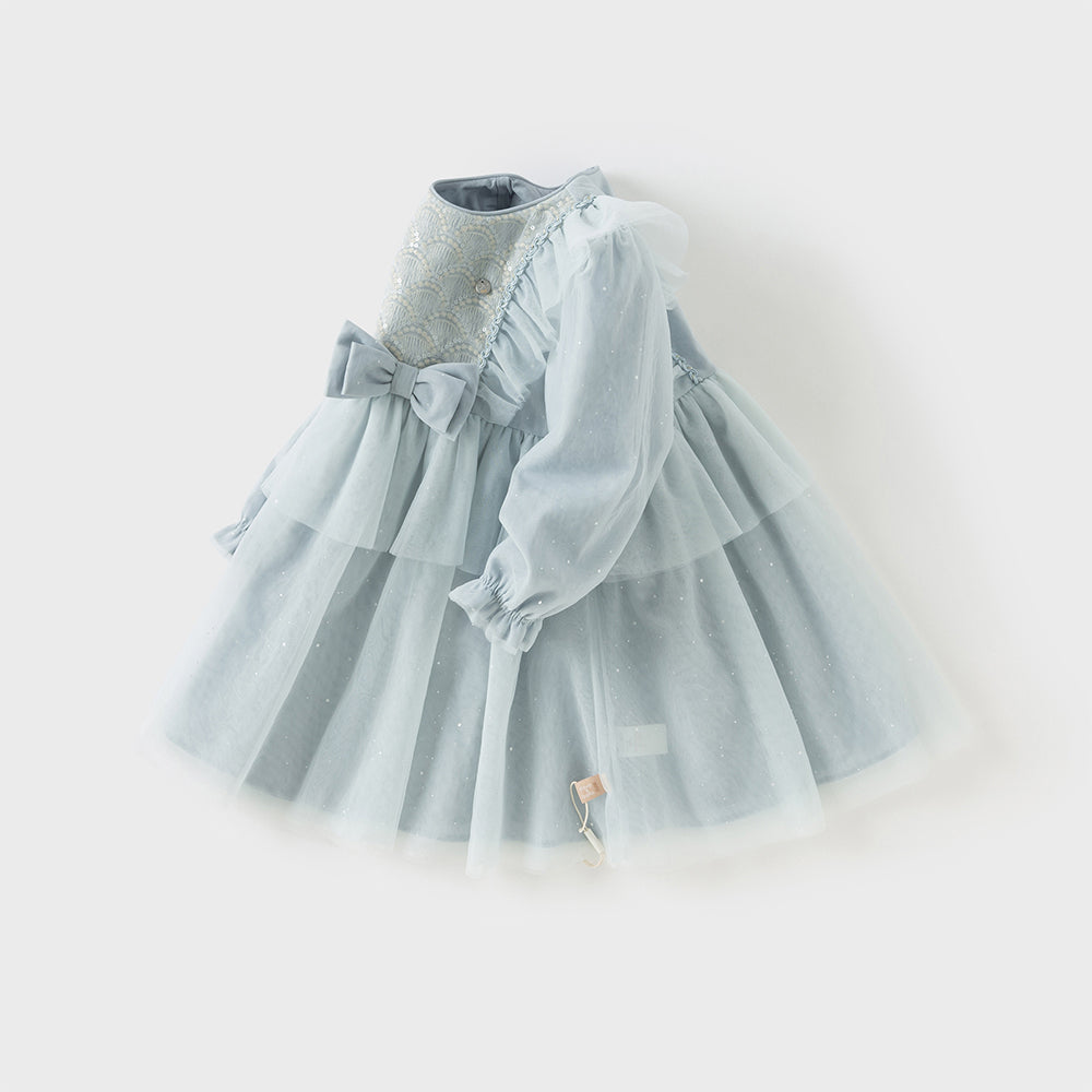 فستان للبنات الصغيرات بأكمام طويلة من التول باللون الرمادي الأزرق بتصميم أميري مزين بعقدة ودانتيل الزهور
