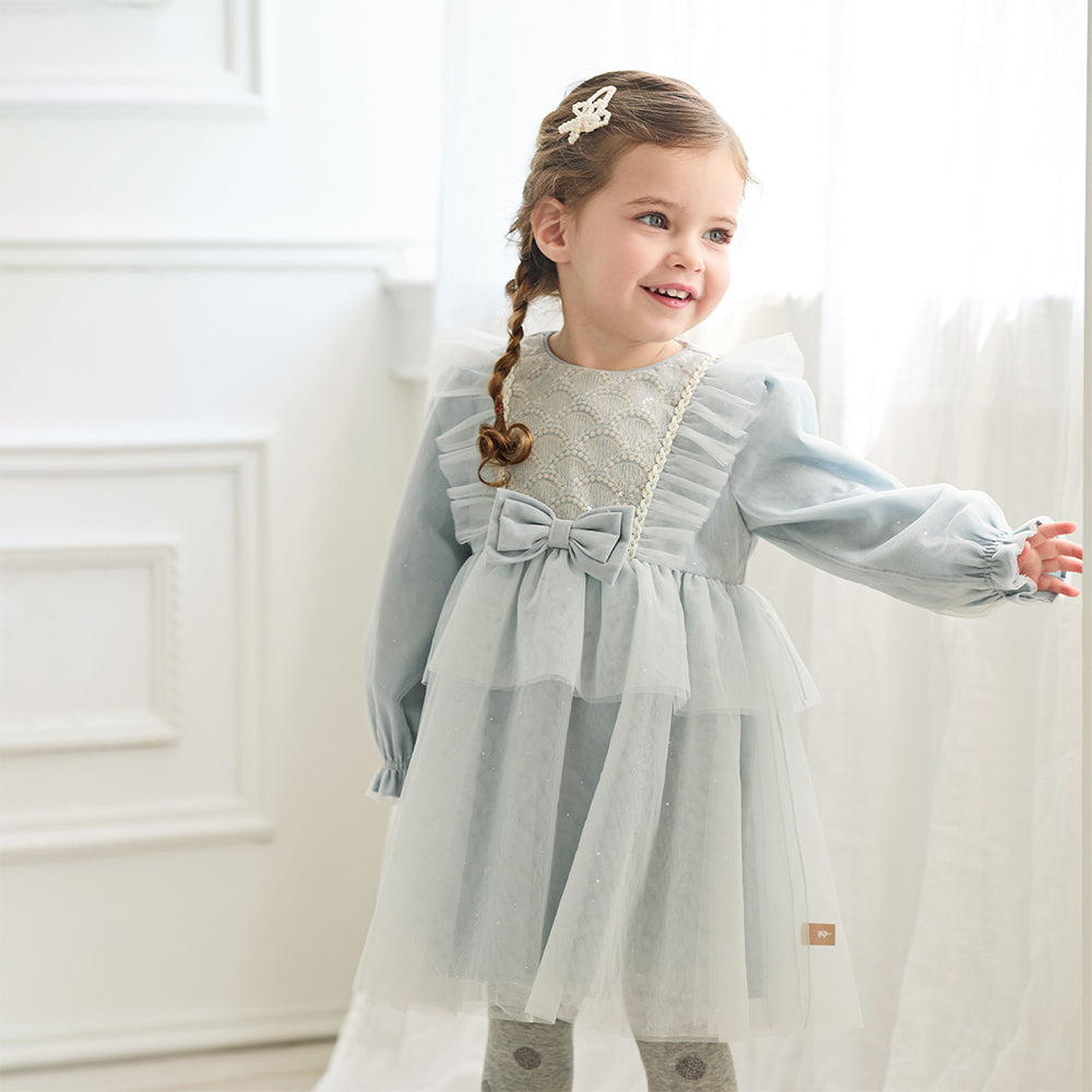 فستان للبنات الصغيرات بأكمام طويلة من التول باللون الرمادي الأزرق بتصميم أميري مزين بعقدة ودانتيل الزهور