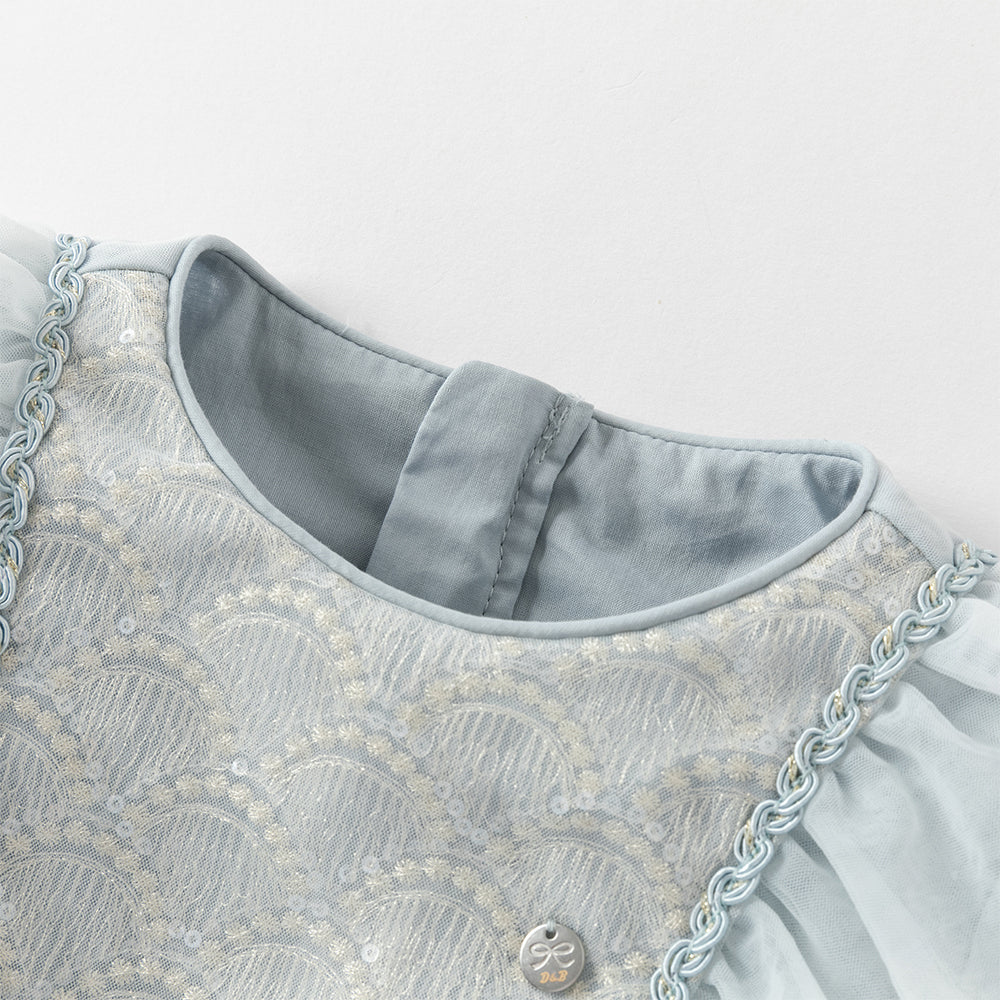 فستان للبنات الصغيرات بأكمام طويلة من التول باللون الرمادي الأزرق بتصميم أميري مزين بعقدة ودانتيل الزهور