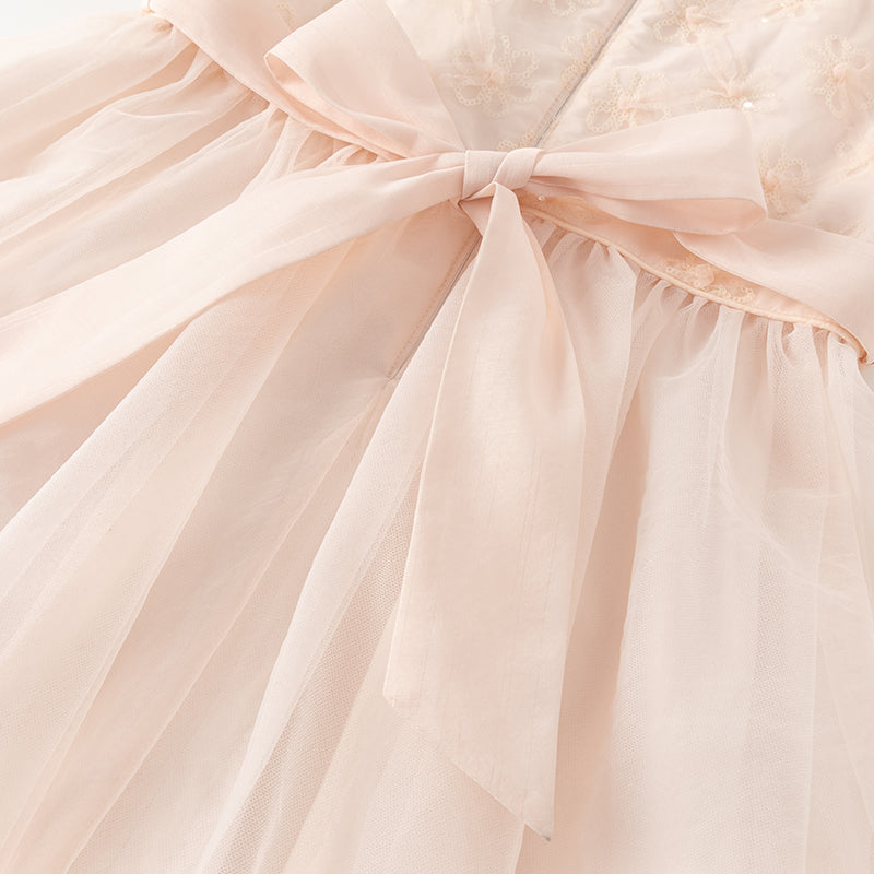 فستان بنات صيفي من التول باللون الوردي مزين بتطريز زهور لامعة بأسلوب أميرة