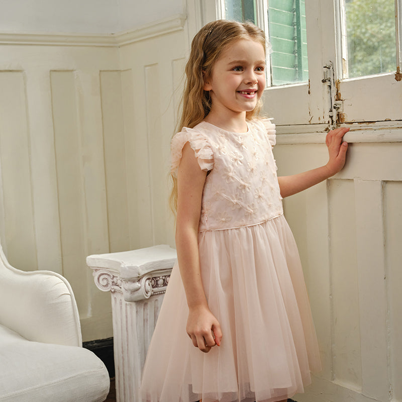 فستان بنات صيفي من التول باللون الوردي مزين بتطريز زهور لامعة بأسلوب أميرة