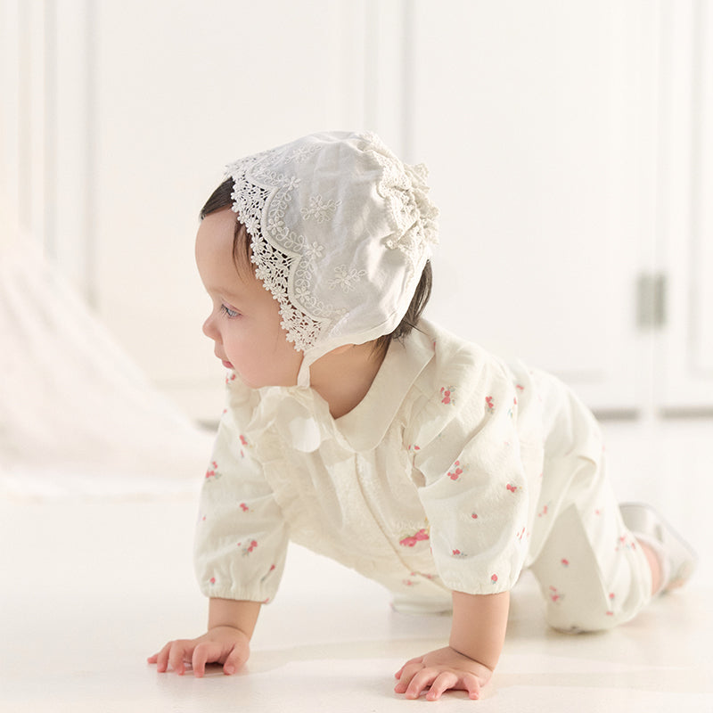 بدلة رومبر قطنية بطبعة زهرية للبنات الرضع، بياقة بيتر بان مزينة بالدانتيل والتطريز مع أزرار كبس كاملة