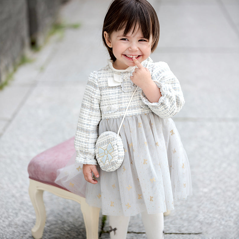 فستان بنات بأكمام طويلة باللون الأزرق الفاتح من قماش تويد محبوك مع تنورة تول بأسلوب أميرة (يشمل حقيبة كروس)