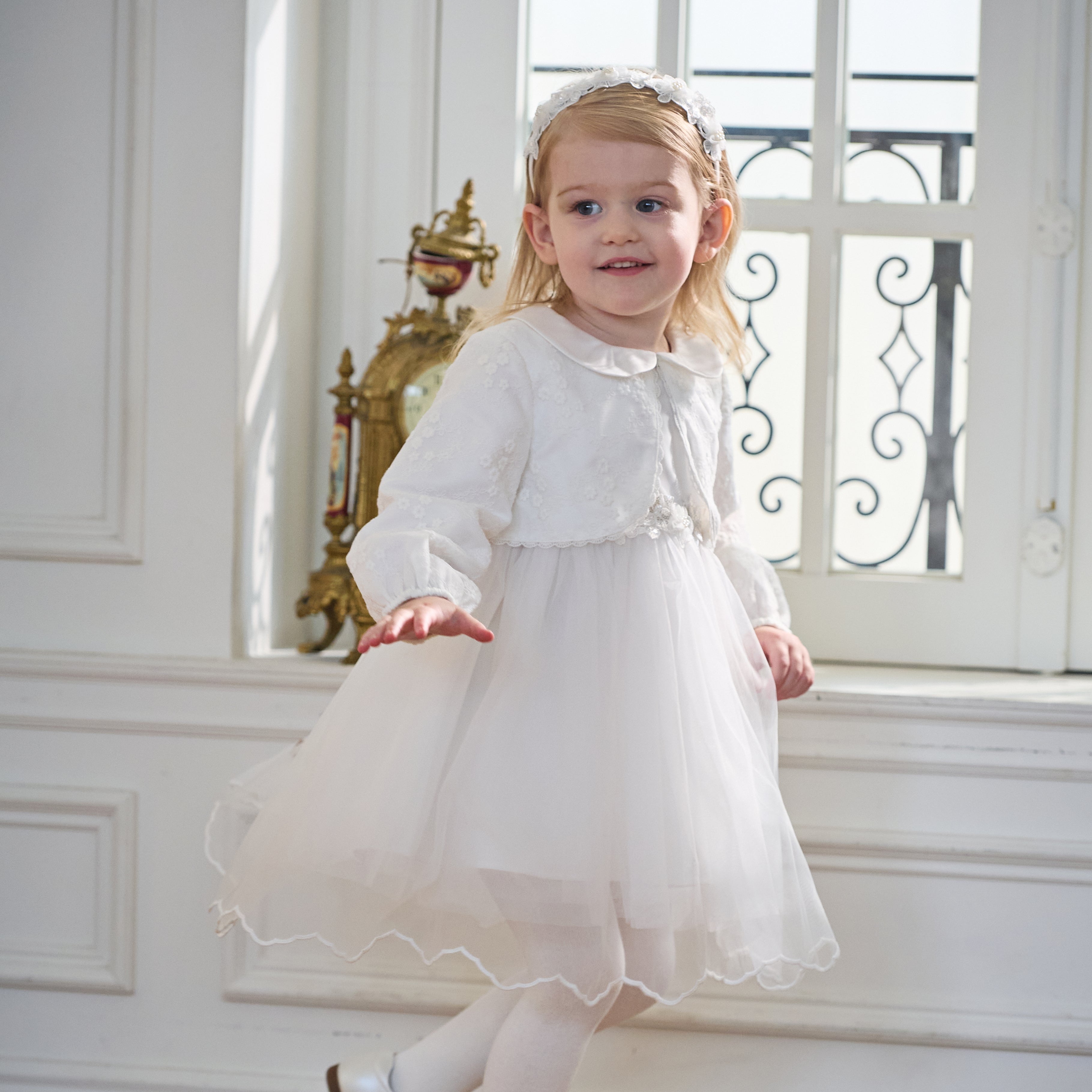 فستان بنات طويل الأكمام من التول باللون البيج بأسلوب أميرة مع تطريز فاخر