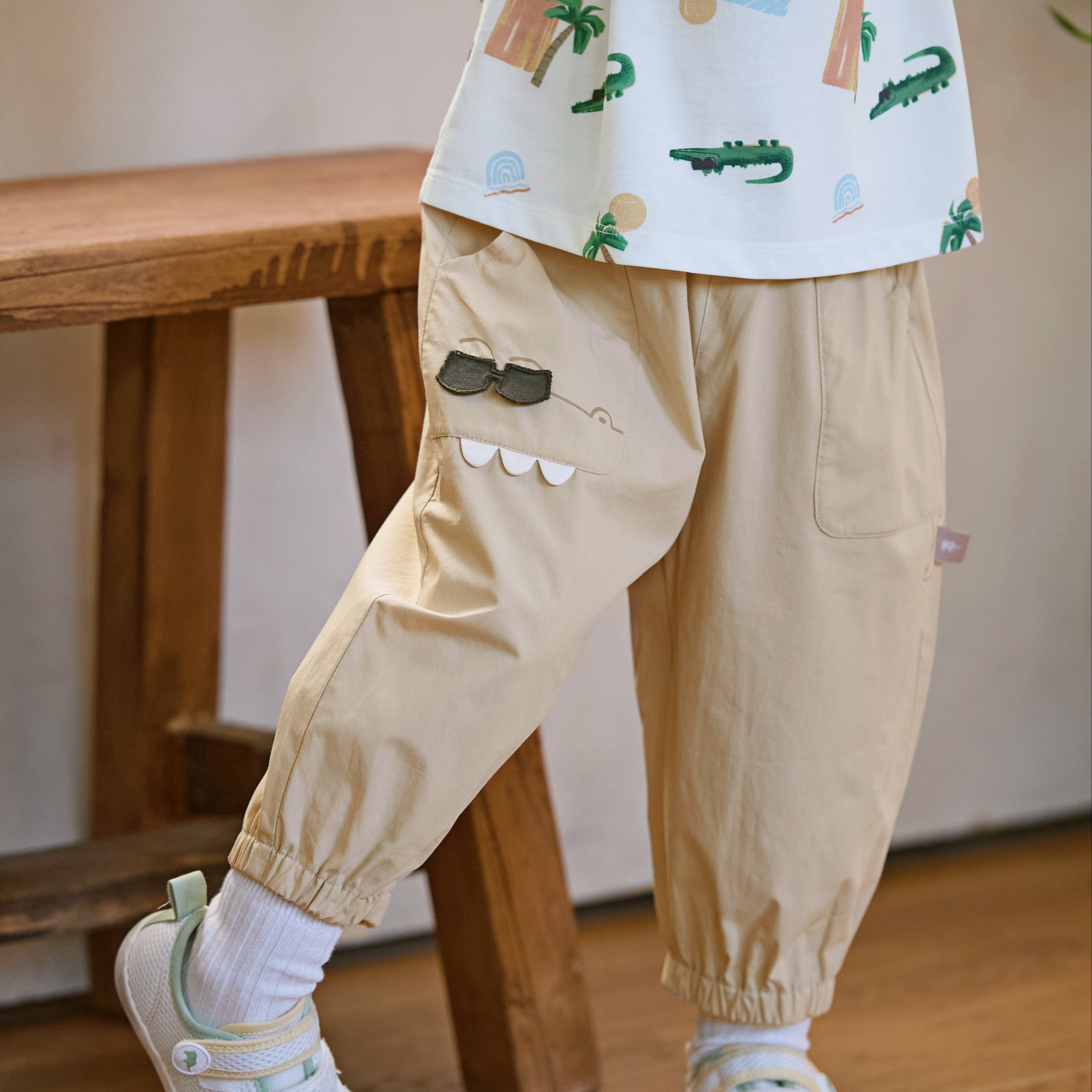 طقم صيفي للأولاد الصغار بطبعة التمساح وأشجار النخيل مع ياقة متباينة