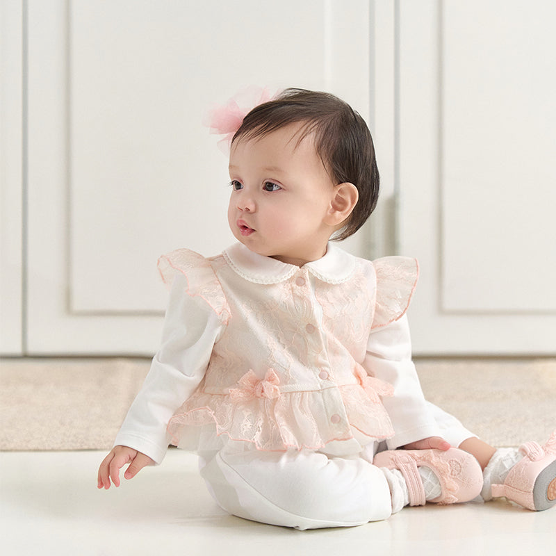 رومبر قطن أبيض للبنات مع تغطية دانتيل وردية - رومبر بياقة بيتر بان وحواف متدرجة مع أزرار كاملة