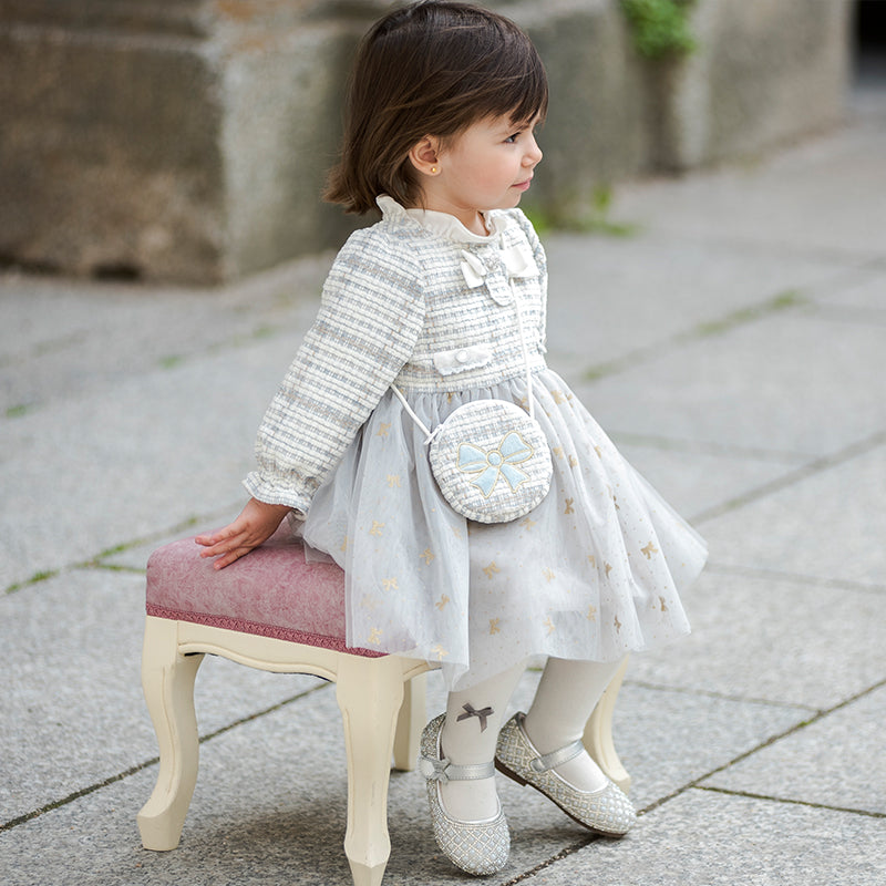 فستان بنات بأكمام طويلة باللون الأزرق الفاتح من قماش تويد محبوك مع تنورة تول بأسلوب أميرة (يشمل حقيبة كروس)