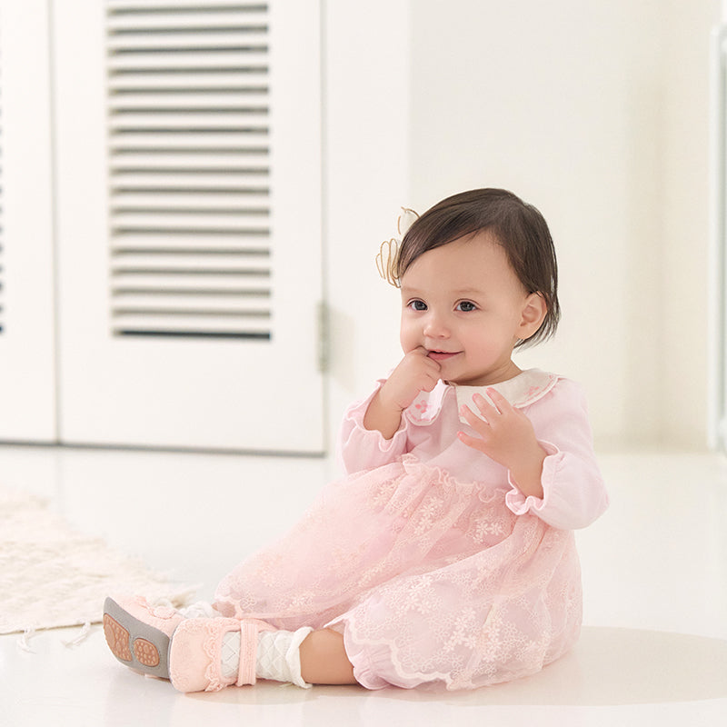 رومبر بناتي للرضّع باللون الوردي الفاتح مع تنورة تول مزينة بالدانتيل