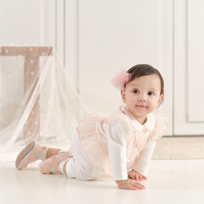 رومبر قطن أبيض للبنات مع تغطية دانتيل وردية - رومبر بياقة بيتر بان وحواف متدرجة مع أزرار كاملة