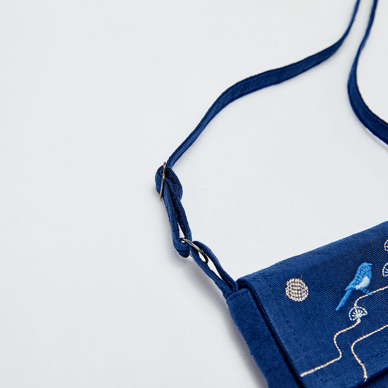 حقيبة كروس بودي جينز زرقاء عصرية بتطريز مستوحى من الأسلوب الصيني، مناسبة للبنين والبنات