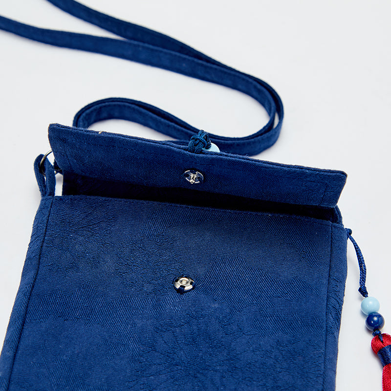 حقيبة كروس بودي جينز زرقاء عصرية بتطريز مستوحى من الأسلوب الصيني، مناسبة للبنين والبنات
