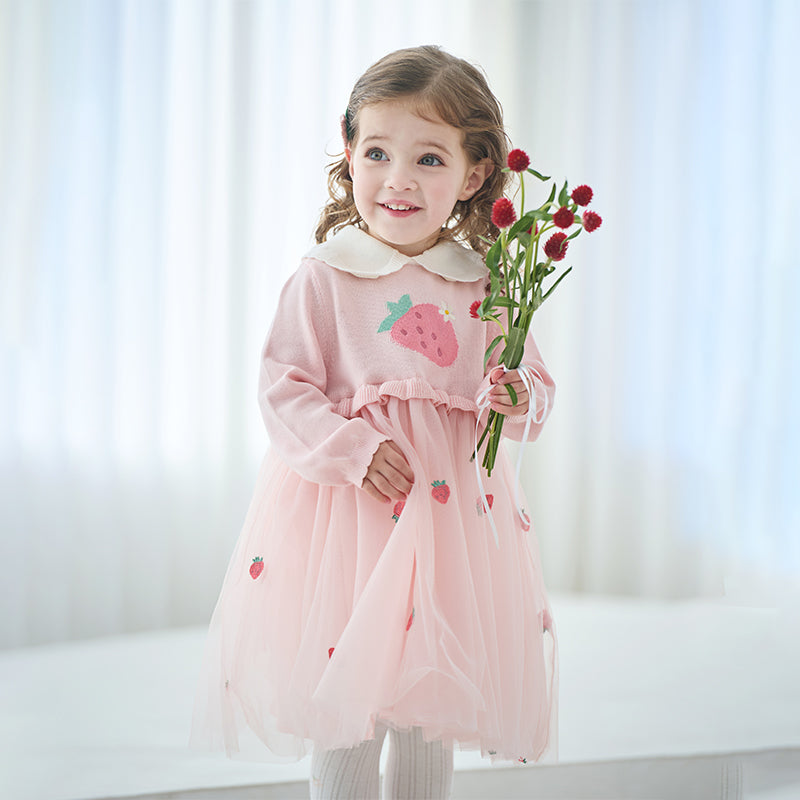 فستان للبنات الصغيرات بأكمام طويلة من التول الوردي مع عناصر محبوكة وزخرفة الفراولة