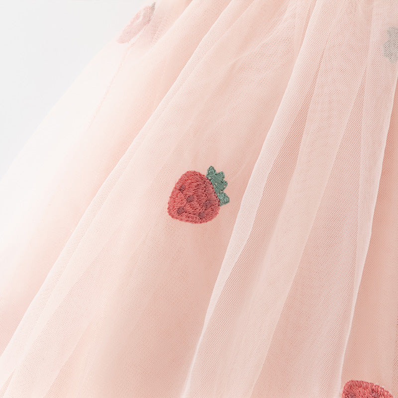 فستان للبنات الصغيرات بأكمام طويلة من التول الوردي مع عناصر محبوكة وزخرفة الفراولة