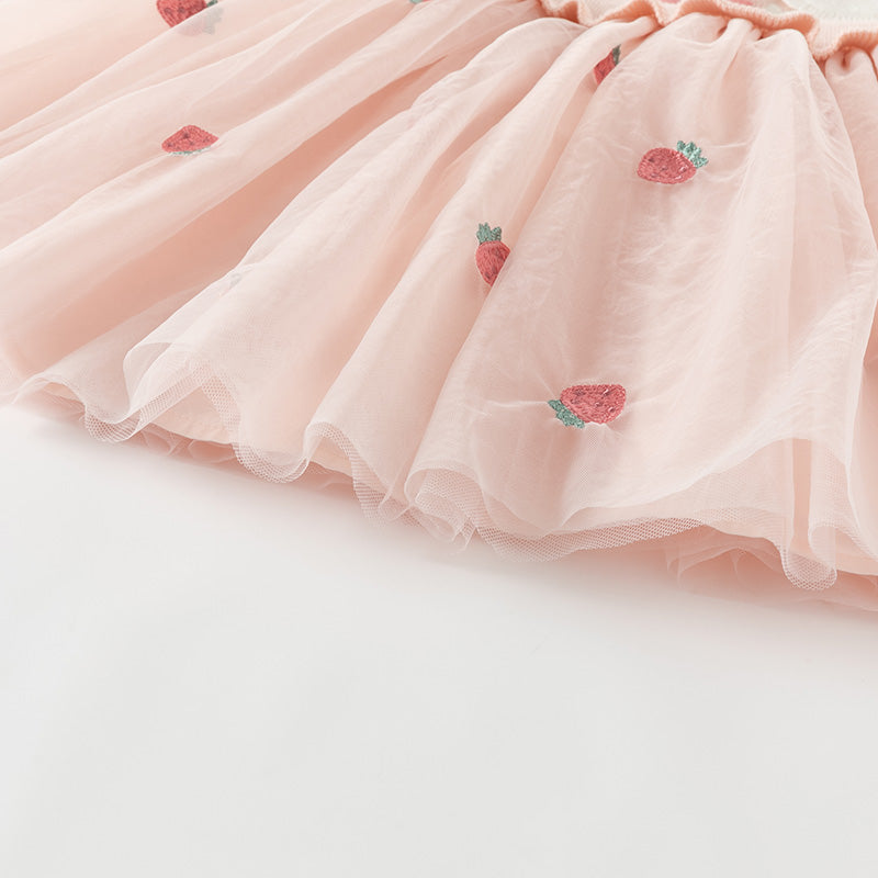 فستان للبنات الصغيرات بأكمام طويلة من التول الوردي مع عناصر محبوكة وزخرفة الفراولة