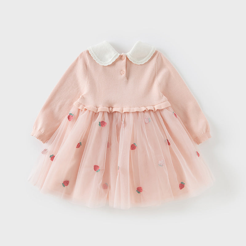 فستان للبنات الصغيرات بأكمام طويلة من التول الوردي مع عناصر محبوكة وزخرفة الفراولة