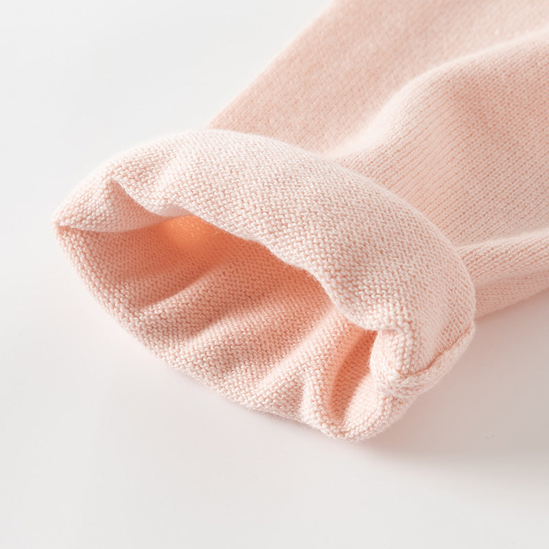 فستان للبنات الصغيرات بأكمام طويلة من التول الوردي مع عناصر محبوكة وزخرفة الفراولة