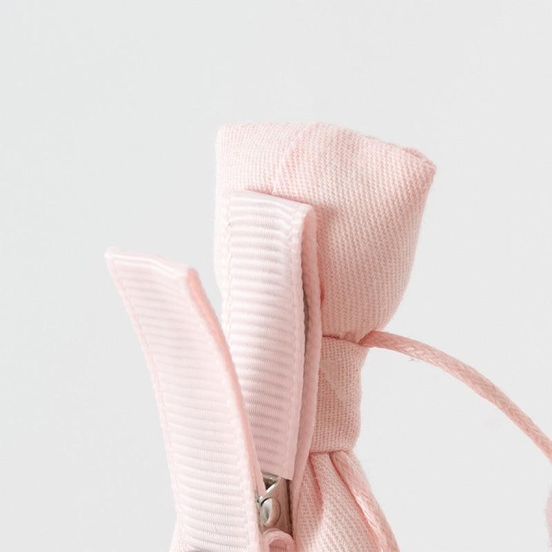 مشبك شعر للبنات الصغيرات باللون الوردي - فيونكات قماشية مع شرابات كرات صغيرة