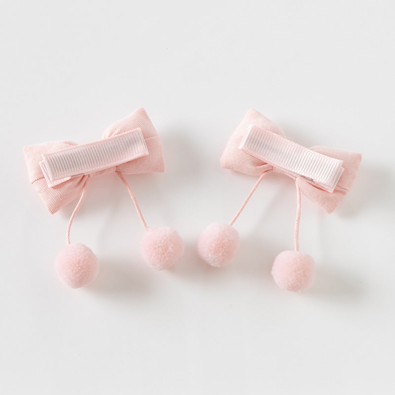 مشبك شعر للبنات الصغيرات باللون الوردي - فيونكات قماشية مع شرابات كرات صغيرة