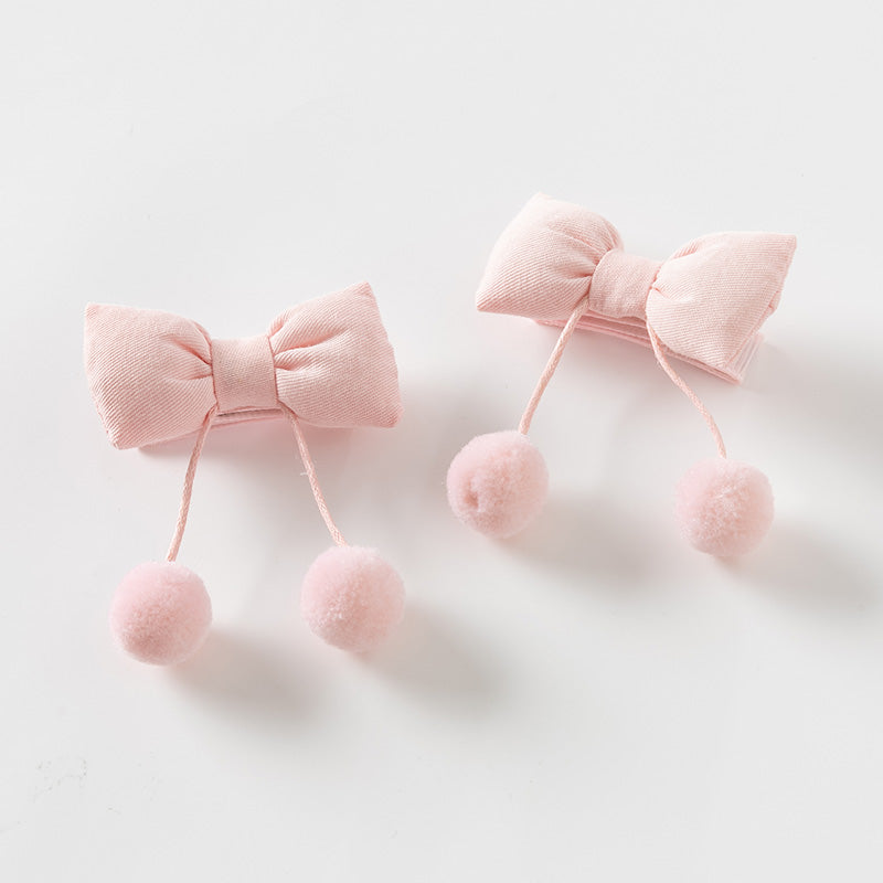 مشبك شعر للبنات الصغيرات باللون الوردي - فيونكات قماشية مع شرابات كرات صغيرة