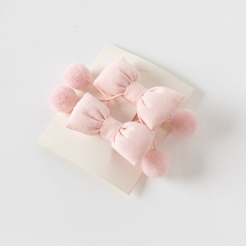 مشبك شعر للبنات الصغيرات باللون الوردي - فيونكات قماشية مع شرابات كرات صغيرة