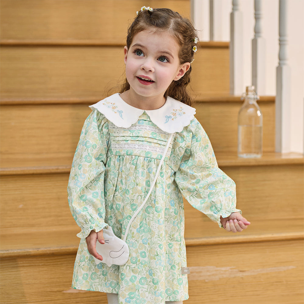 فستان قطن بناتي بطبعة زهرية مع ياقة مطرزة وأكمام طويلة مزينة بالكشكش (يشمل حقيبة كروس)