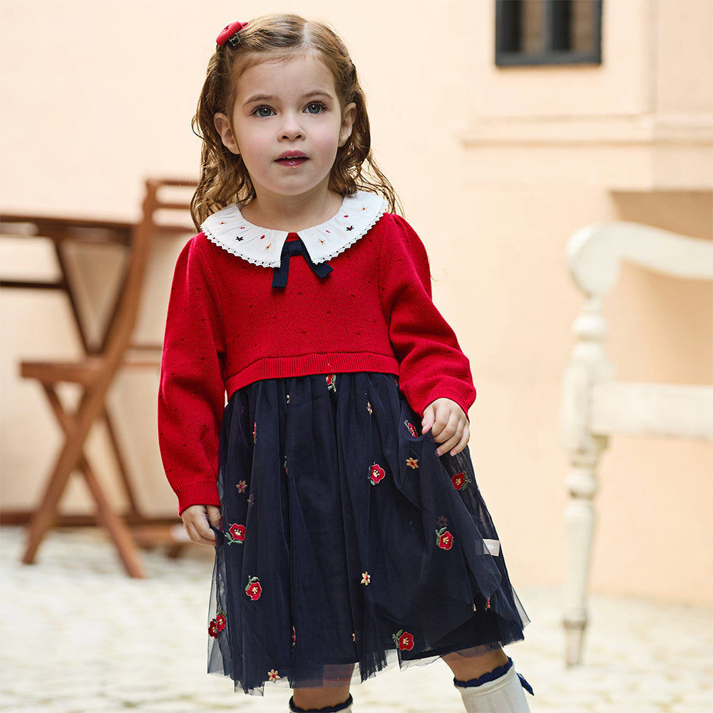 فستان بنات طويل الأكمام باللون الأحمر من قماش محبوك مع تنورة تول بأسلوب أميرة مزينة بتطريز زهور