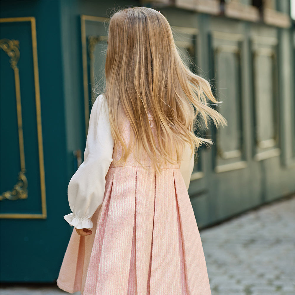 فستان بنات بأكمام طويلة باللون الوردي من قماش تويد كلاسيكي (يشمل حقيبة كروس)