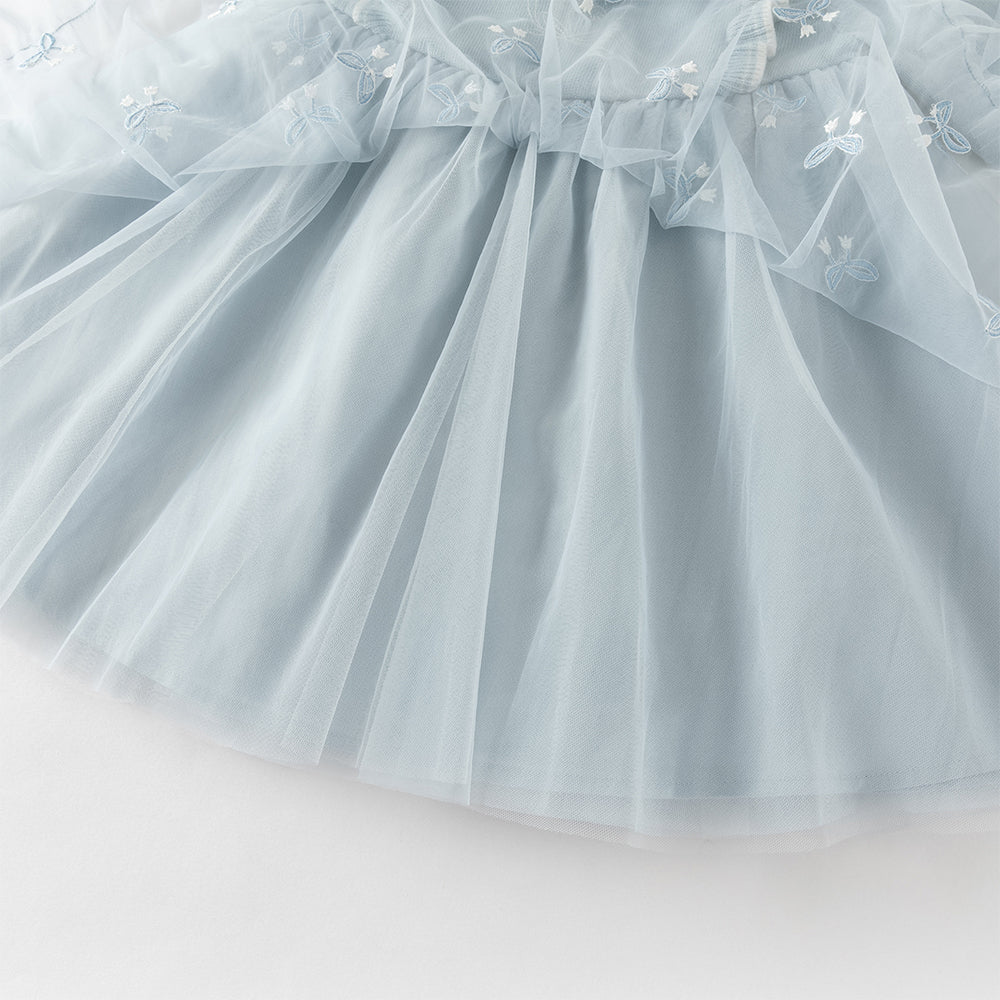 فستان بناتي طويل الأكمام بلون أزرق فاتح من قماش محبوك، بتنورة تول بأسلوب أميرة مزينة بزنبق الوادي