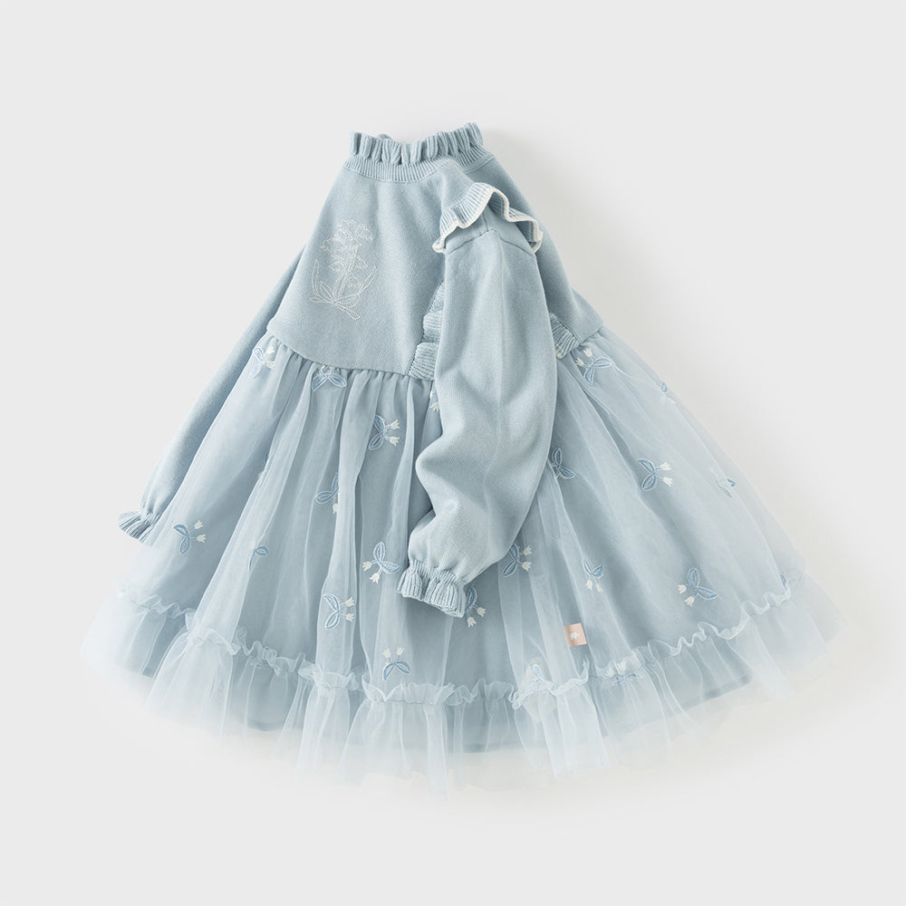 فستان بناتي طويل الأكمام بلون أزرق فاتح من قماش محبوك، بتنورة تول بأسلوب أميرة مزينة بزنبق الوادي