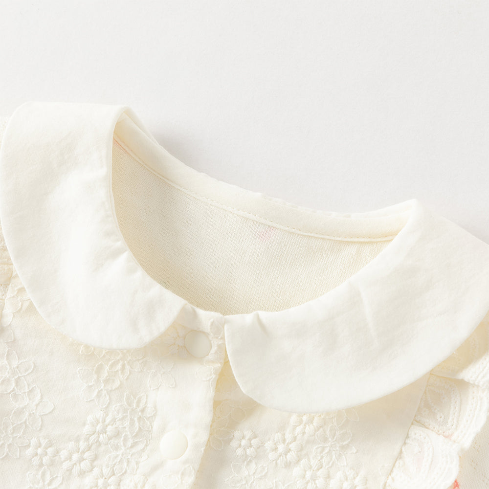 بدلة رومبر قطنية بطبعة زهرية للبنات الرضع، بياقة بيتر بان مزينة بالدانتيل والتطريز مع أزرار كبس كاملة