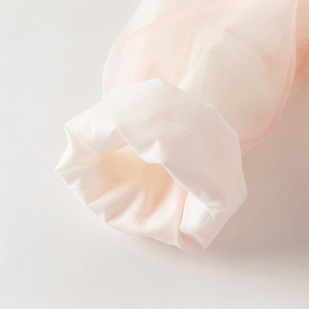 فستان بنات طويل الأكمام بقطعة بيضاء مع طبعة من التول بأسلوب أميرة