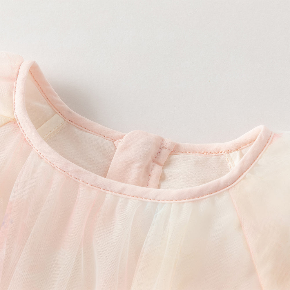 فستان بنات طويل الأكمام بقطعة بيضاء مع طبعة من التول بأسلوب أميرة