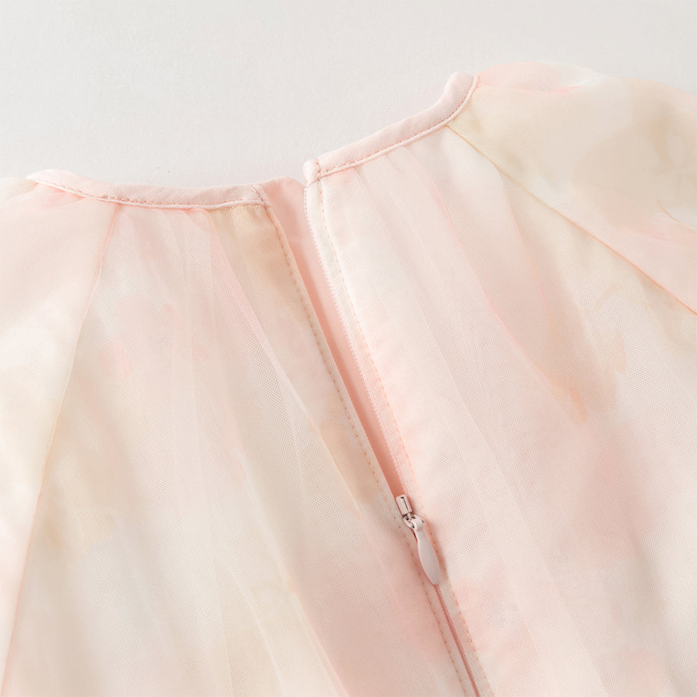 فستان بنات طويل الأكمام بقطعة بيضاء مع طبعة من التول بأسلوب أميرة