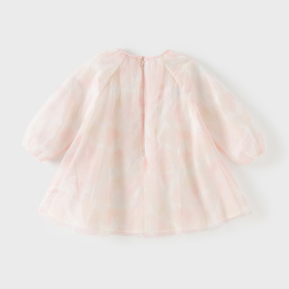 فستان بنات طويل الأكمام بقطعة بيضاء مع طبعة من التول بأسلوب أميرة