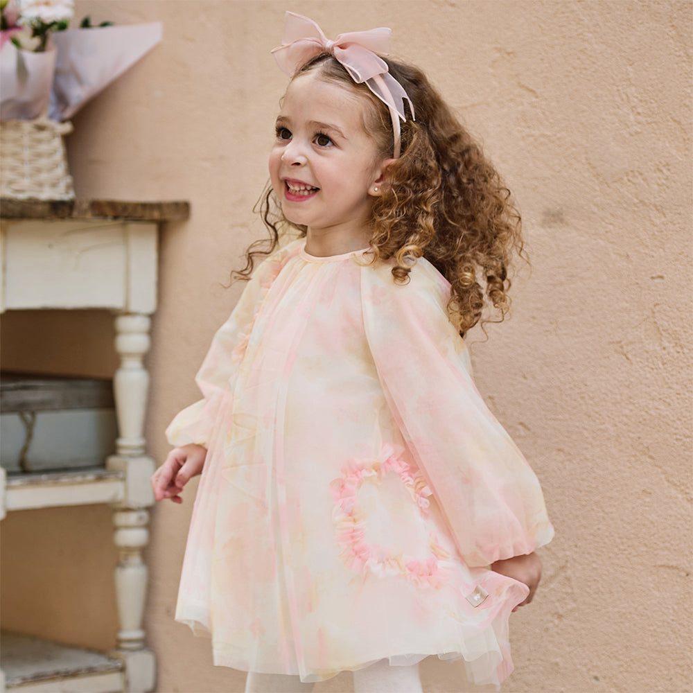 فستان بنات طويل الأكمام بقطعة بيضاء مع طبعة من التول بأسلوب أميرة