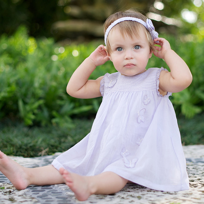 فستان بناتي صيفي بدون أكمام باللون البنفسجي الفاتح، بتصميم أميرة مزين بفراشات ثلاثية الأبعاد