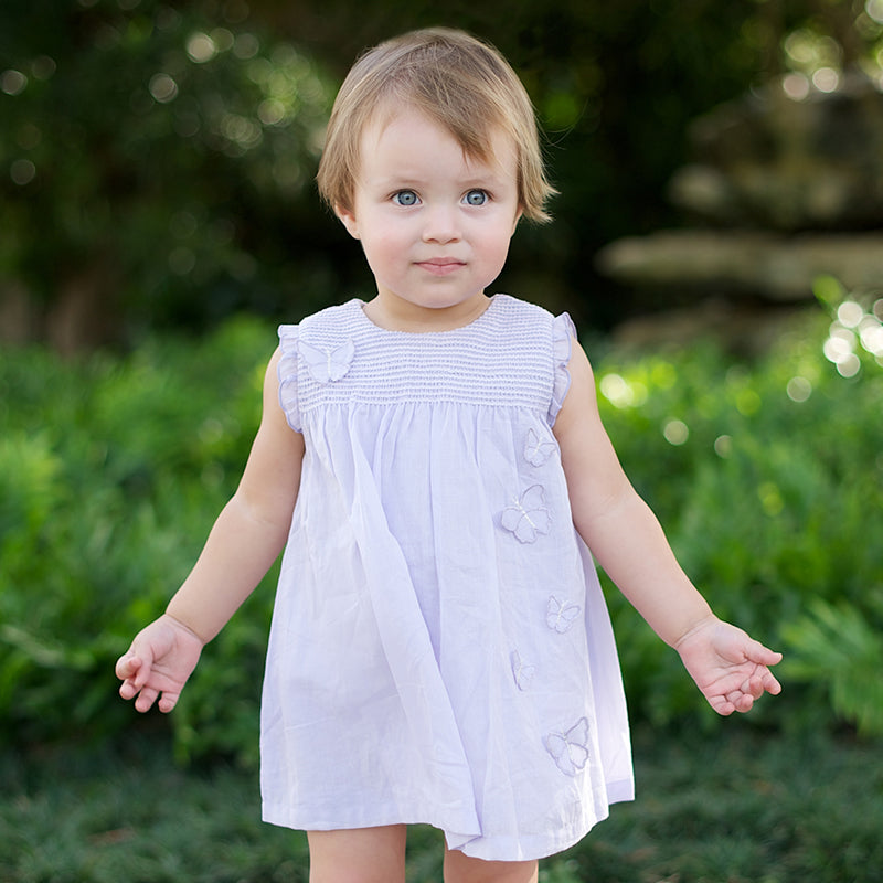 فستان بناتي صيفي بدون أكمام باللون البنفسجي الفاتح، بتصميم أميرة مزين بفراشات ثلاثية الأبعاد