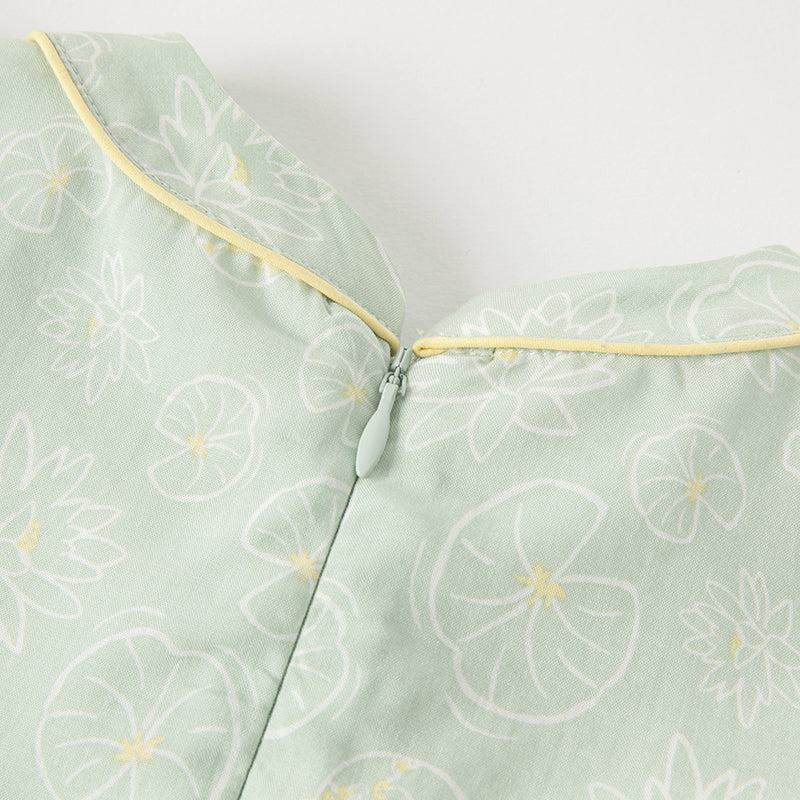 فستان بنات صيفي بطبعة اللوتس بأسلوب صيني عصري (يشمل زينة تدلي من الخيوط الصينية)