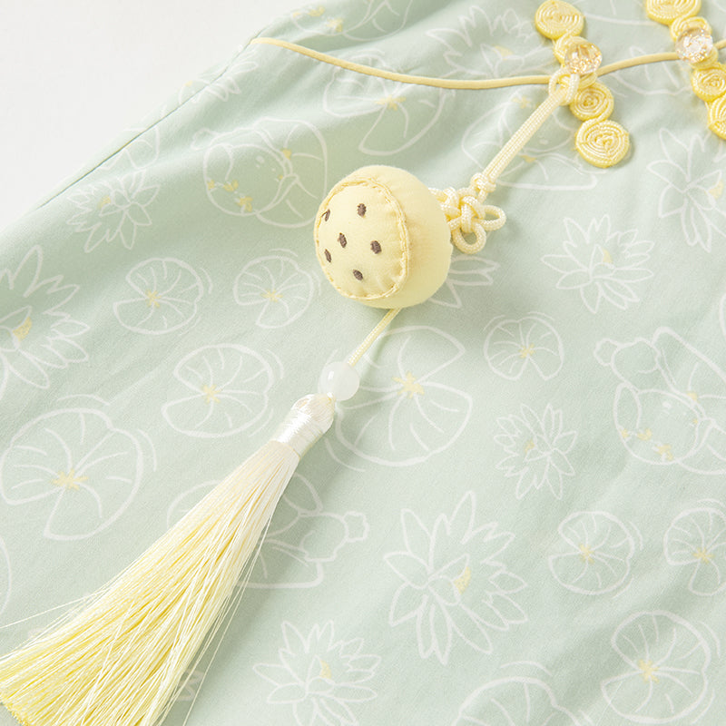 فستان بنات صيفي بطبعة اللوتس بأسلوب صيني عصري (يشمل زينة تدلي من الخيوط الصينية)