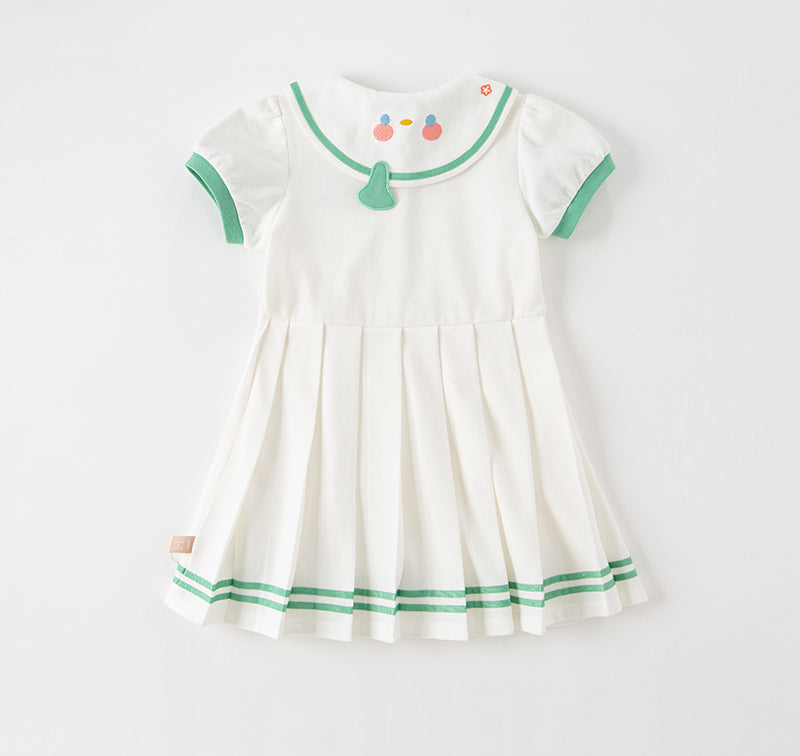 فستان بنات صيفي أبيض بأسلوب رياضي مع تصميم تنورة بثنيات