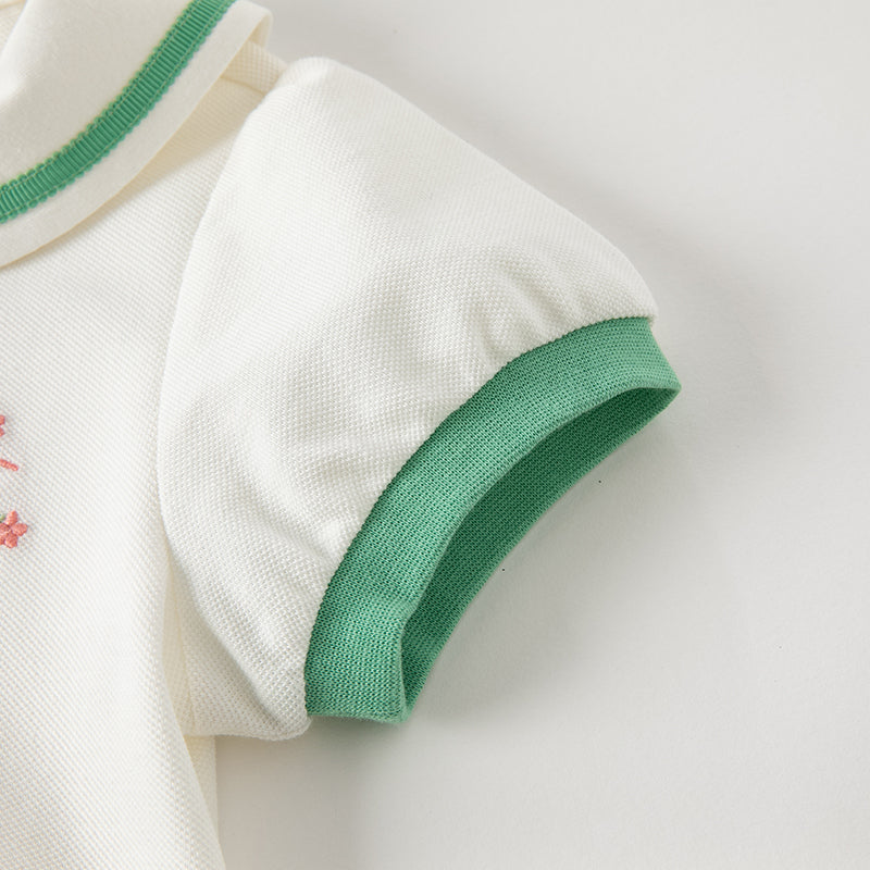 فستان بنات صيفي أبيض بأسلوب رياضي مع تصميم تنورة بثنيات