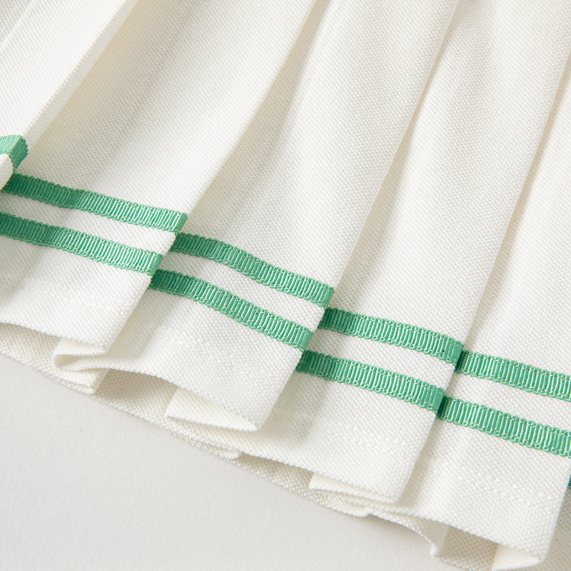 فستان بنات صيفي أبيض بأسلوب رياضي مع تصميم تنورة بثنيات