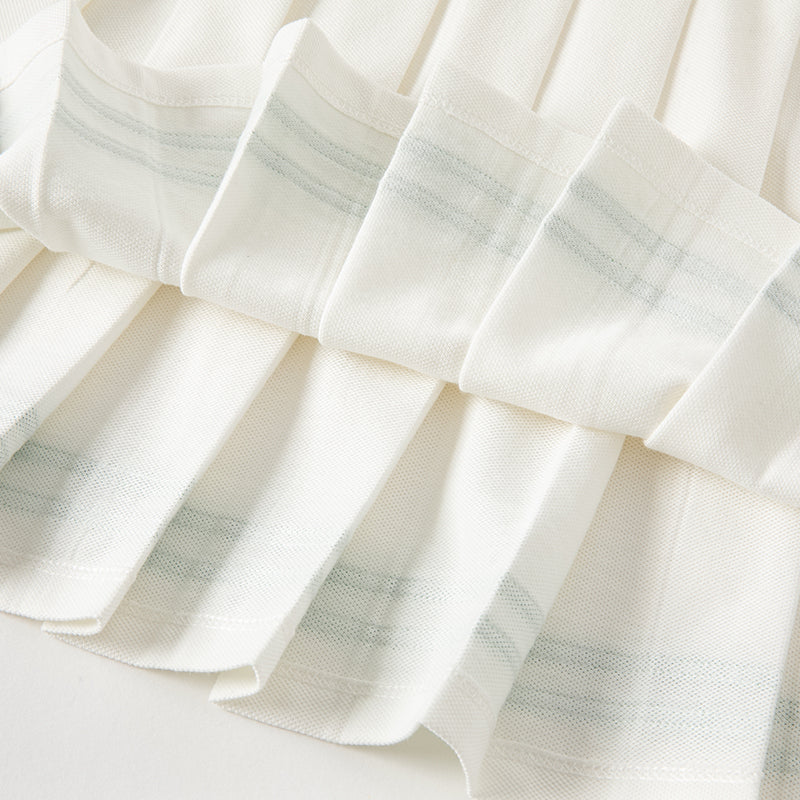 فستان بنات صيفي أبيض بأسلوب رياضي مع تصميم تنورة بثنيات