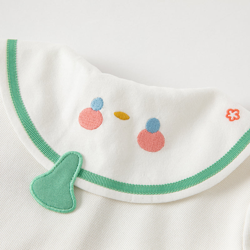 فستان بنات صيفي أبيض بأسلوب رياضي مع تصميم تنورة بثنيات