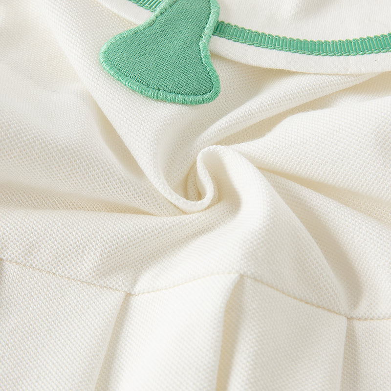 فستان بنات صيفي أبيض بأسلوب رياضي مع تصميم تنورة بثنيات