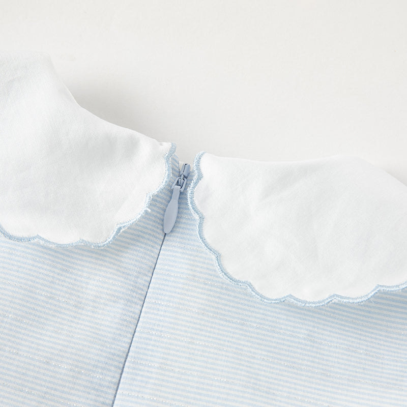 فستان بنات صيفي مخطط بالأزرق والأبيض بأسلوب أميرة، بأكمام منفوشة وإطلالة يومية