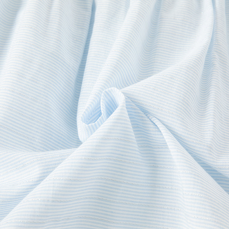 فستان بنات صيفي مخطط بالأزرق والأبيض بأسلوب أميرة، بأكمام منفوشة وإطلالة يومية