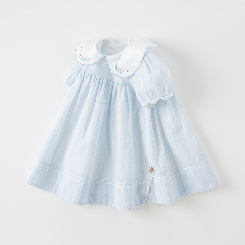 فستان بنات صيفي مخطط بالأزرق والأبيض بأسلوب أميرة، بأكمام منفوشة وإطلالة يومية