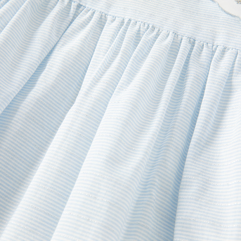 فستان بنات صيفي مخطط بالأزرق والأبيض بأسلوب أميرة، بأكمام منفوشة وإطلالة يومية