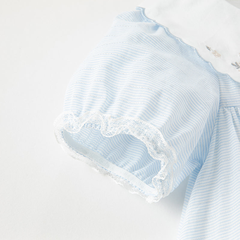 فستان بنات صيفي مخطط بالأزرق والأبيض بأسلوب أميرة، بأكمام منفوشة وإطلالة يومية